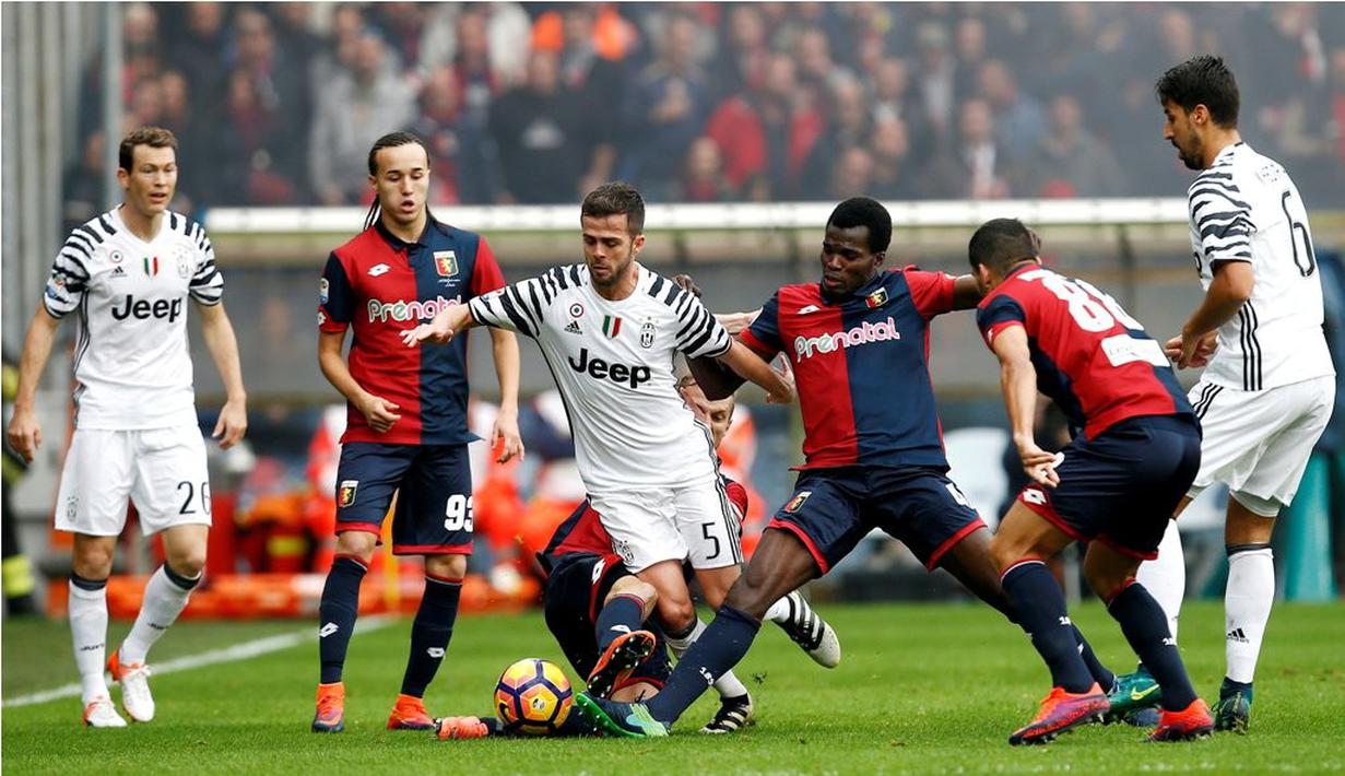 Pemain Juventus, Miralem Pjanic, berusaha melewati hadangan pemain Genoa pada laga pekan ke-13 Serie A, di Stadion Luigi Ferraris, Minggu (27/11/2016). (Reuters/Alessandro Garofalo)