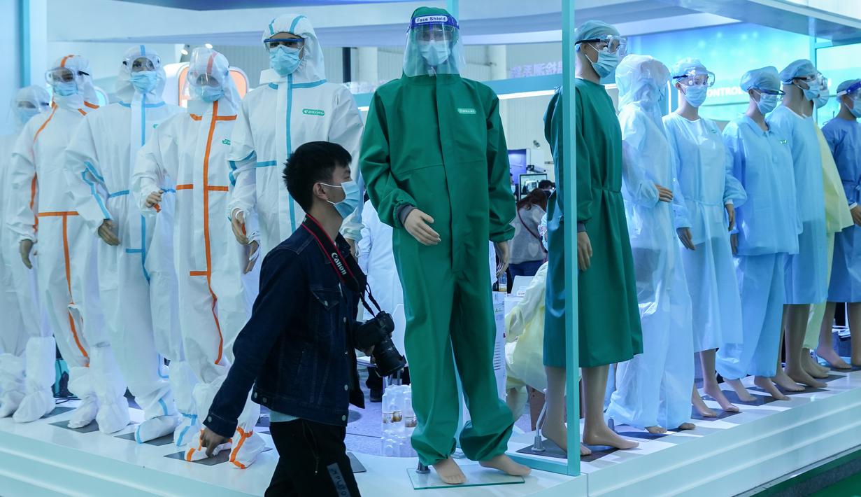 Pengunjung melewati area ekshibisi material antiepidemi dalam Pameran Kesehatan Dunia Kedua di Wuhan, Provinsi Hubei, China pada 11 November 2020. Ajang selama empat hari tersebut berfokus memamerkan ilmu pengetahuan dan teknologi mutakhir dalam industri kesehatan global. (Xinhua/Cheng Min)