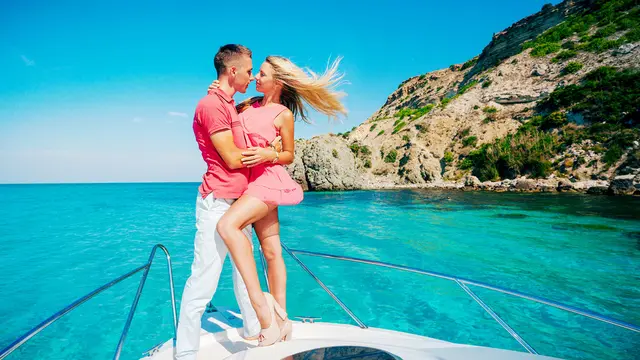 Ilustrasi liburan naik kapal pesiar bersama pasangan via Shutterstock.com