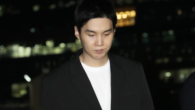 Suga BTS datang ke Kantor Polisi Yongsan pada 23 Agustus 2024. (AP Photo/Ahn Young-joon)