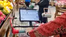 Alat transaksi digital terpasang pada keranjang belanja di toko digital Scan and Go, CBD Ciledug, Tangerang, Banten, Rabu (8/3/2023). Scan and Go merupakan toko ritel digital pertama di Indonesia dimana konsumen bisa langsung belanja di toko dengan menggunakan aplikasi yang ada di keranjang belanja tanpa melakukan pembayaran melalui kasir. (Liputan6.com/Angga Yuniar)