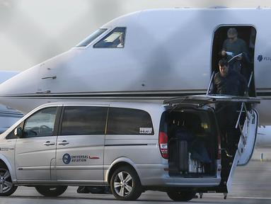 Ayah sekaligus agen Lionel Messi, Jorge Messi, turun dari pesawat di Bandara Barcelona, Rabu (2/9/2020). Kedatangan ayah Messi tersebut untuk membahas masa depan anak nya di Barcelona. (AFP/Lluis Gene)