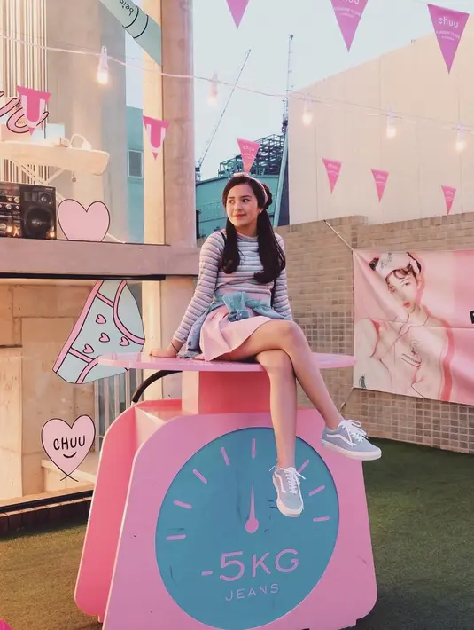 Nah, tampilan Beby di sini so girly. Meski memakai sneakers, namun busana yang dipakainya sangat menggemaskan. Beby memakai mini dress dengan atasan lengan panjang garis-garis, ditambah dengan pita di kepalanya. (Instagram/bebytsabina)