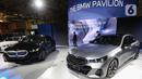 Sejumlah awak media melihat-lihat The All New 5 BMW saat diluncurkan pada Press Day pameran otomotif GAIKINDO Indonesia International Auto Show (GIIAS) 2024 di Indonesia Convention Exhibition (ICE) BSD, Serpong, Kabupaten Tangerang, Banten, Rabu (17/7/2024). (Liputan6.com/Angga Yuniar)