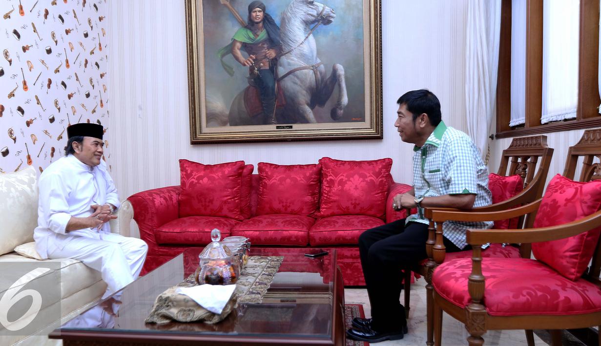 Politikus Partai Persatuan Pembangunan (PPP), Abraham Lunggana atau akrab disapa Lulung berbincang dengan dengan Ketua Umum Partai Idaman, Rhoma Irama di kediamannya di Jalan Pondok Jaya VI, Mampang, Jakarta Selatan (18/3). (Liputan6.com/Gempur M Surya)