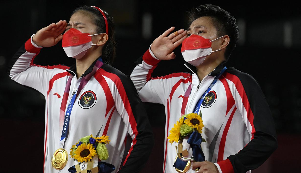 Hasil ini membuat Greysia Polii dan Apriyani Rahayu mencetak sejarah baru bagi Indonesia, yaitu pasangan ganda putri pertama yang mampu sabet medali emas di ajang Olimpiade dan emas pertama untuk Indonesia di ajang Olimpiade Tokyo 2020. (Foto: AP/Alexander Nemenov)