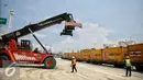 Proses bongkar muatan KA Logistik saat tiba di Stasiun JICT Tanjung Priok, Kamis (18/2). Dioperasikannya KA Logistik Tanjung Priok diharapkan mampu menurunkan masalah waktu bongkar muat atau dwelling time hingga dua hari. (Liputan6.com/Faizal Fanani)