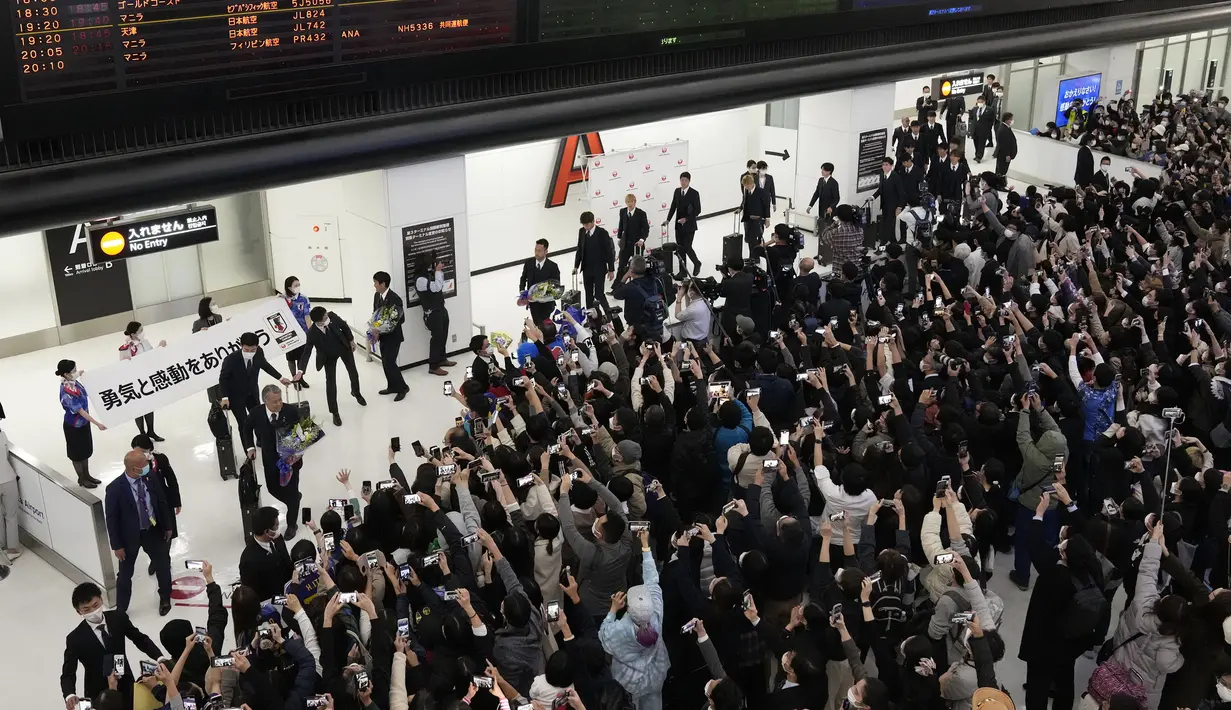 Timnas Jepang mendapatkan sambutan hangat saat tiba di bandara Narita, Rabu (07/12/2022) waktu setempat sepulang dari perhelatan akbar Piala Dunia 2022. (AP/Shuji Kajiyama)