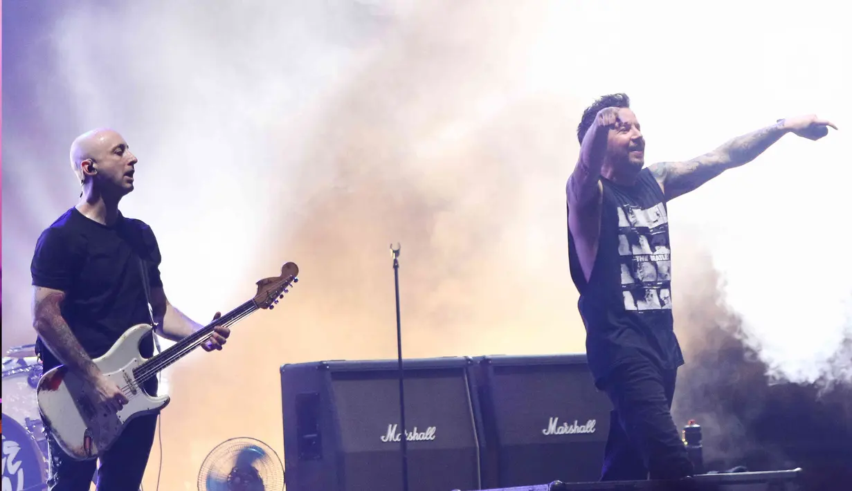 Kelompok musik pop-punk asal Kanada, Simple Plan beraksi di atas panggung Everblast Festival 2023 di Gambir Expo, Kemayoran, Jakarta Pusat, Sabtu (4/3/2023). Simple Plan membuka tur konser The Harder It Looks Tour Southeast Asia mereka dengan tampil di Everblast Festival 2023. (Liputan6.com/Herman Zakharia)
