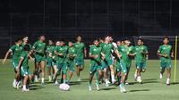 Suasana latihan Persebaya Surabaya saat bulan suci Ramadan. (Bola.com/Aditya Wany)