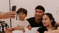 7 Potret Gemas Bercampur Haru Saat Baby Issa Pertama Kali Bertemu Adiknya yang Baru Lahir