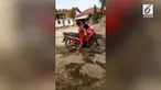 Enggak mau kalah, seorang bocah ikut mencoba aksi standing yang sebelumnya dilakukan temannya. Bukannya berhasil, aksi bocah tersebut malah gagal karena terpental dari motor.