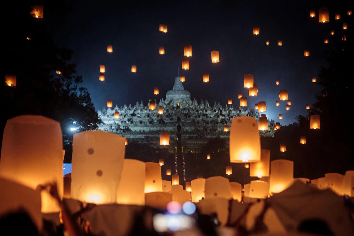 FOTO: Ribuan Lampion Terangi Langit Borobudur pada Puncak Waisak 2570 BE