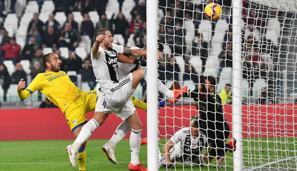 Bek Juventus, Leonardo Bonucci, membobol gawang Frosinone pada laga Serie A di Stadion Allianz, Turin, Jumat (15/2). Juventus menang 3-0 atas Frosinone. (AP/Alessandro Di Marco)
