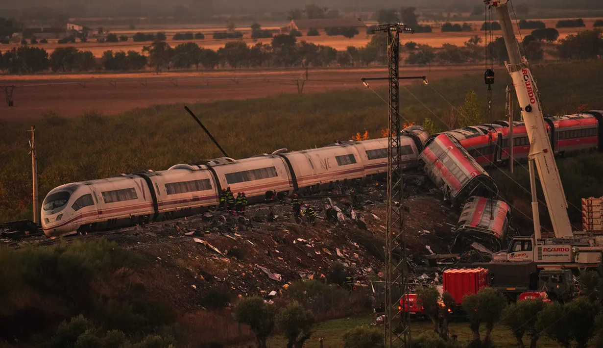 Penampakan salah satu rangkaian kereta yang terlibat dalam kecelakaan tabrakan dua kereta di Urda, Spanyol, Kamis (29/10/2026). (AP Photo/Manu Fernandez)