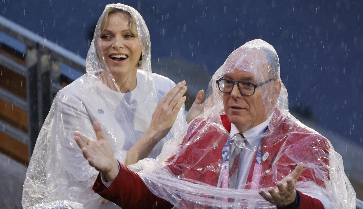 Pangeran Albert II dan Putri Charlene dari Monako memberi isyarat saat menghadiri upacara pembukaan Olimpiade Paris 2024, Kamis (26/7/2024). (Ludovic Marin/Pool Photo via AP)