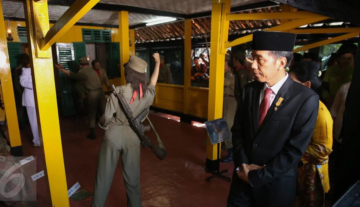 Presiden Jokowi mengunjungi rumah penyiksaan para jenderal di Monumen Pancasila Sakti, Lubang Buaya, Jakarta, seusai upacara Peringatan Hari Kesaktian Pancasila, Kamis (1/10/2015).‎ (Liputan6.com/Faizal Fanani)