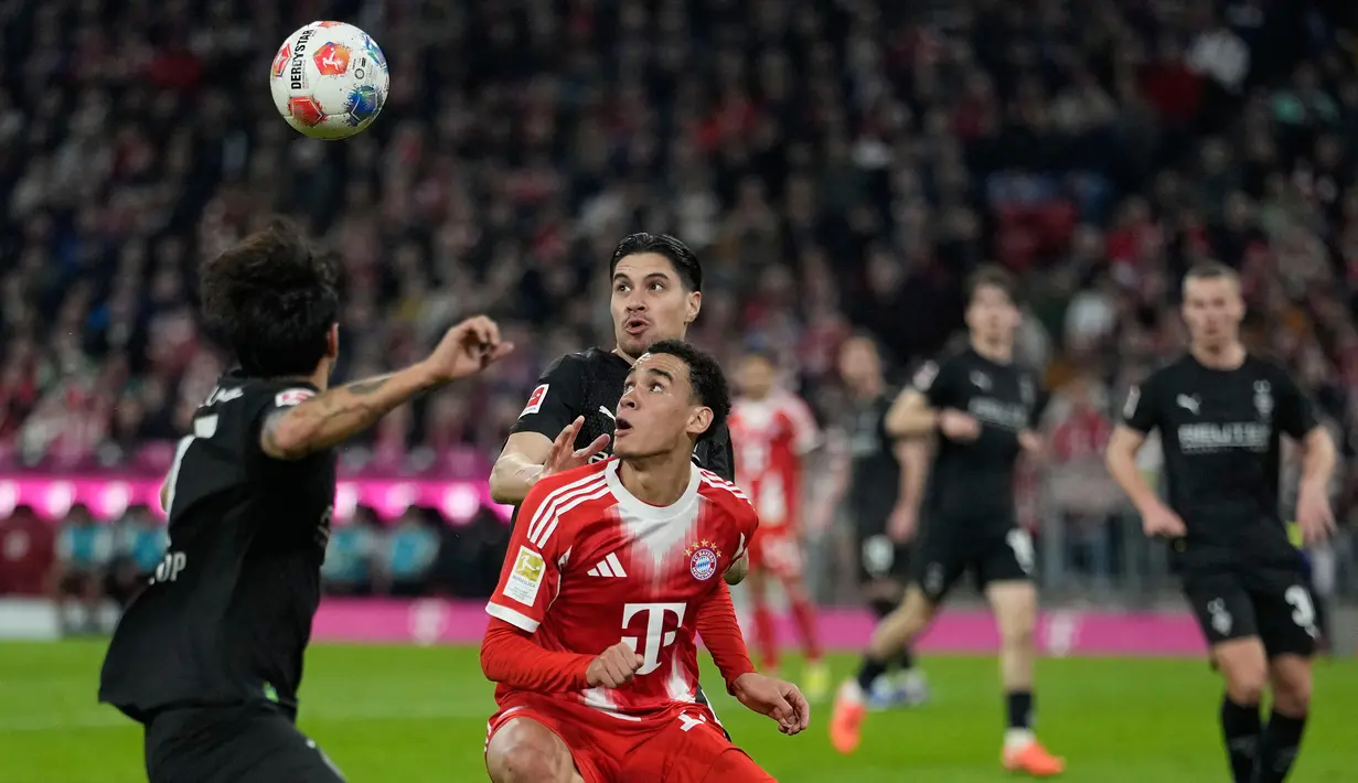 Kevin Diks bersama timnya, Borussia Mönchengladbach harus menelan kekalahan telak saat bertandang ke markas Bayern Munchen di Allianz Arena, Munchen, Jerman, pada Jumat (06/03/2026) waktu setempat. (AP Photo/Matthias Schrader)