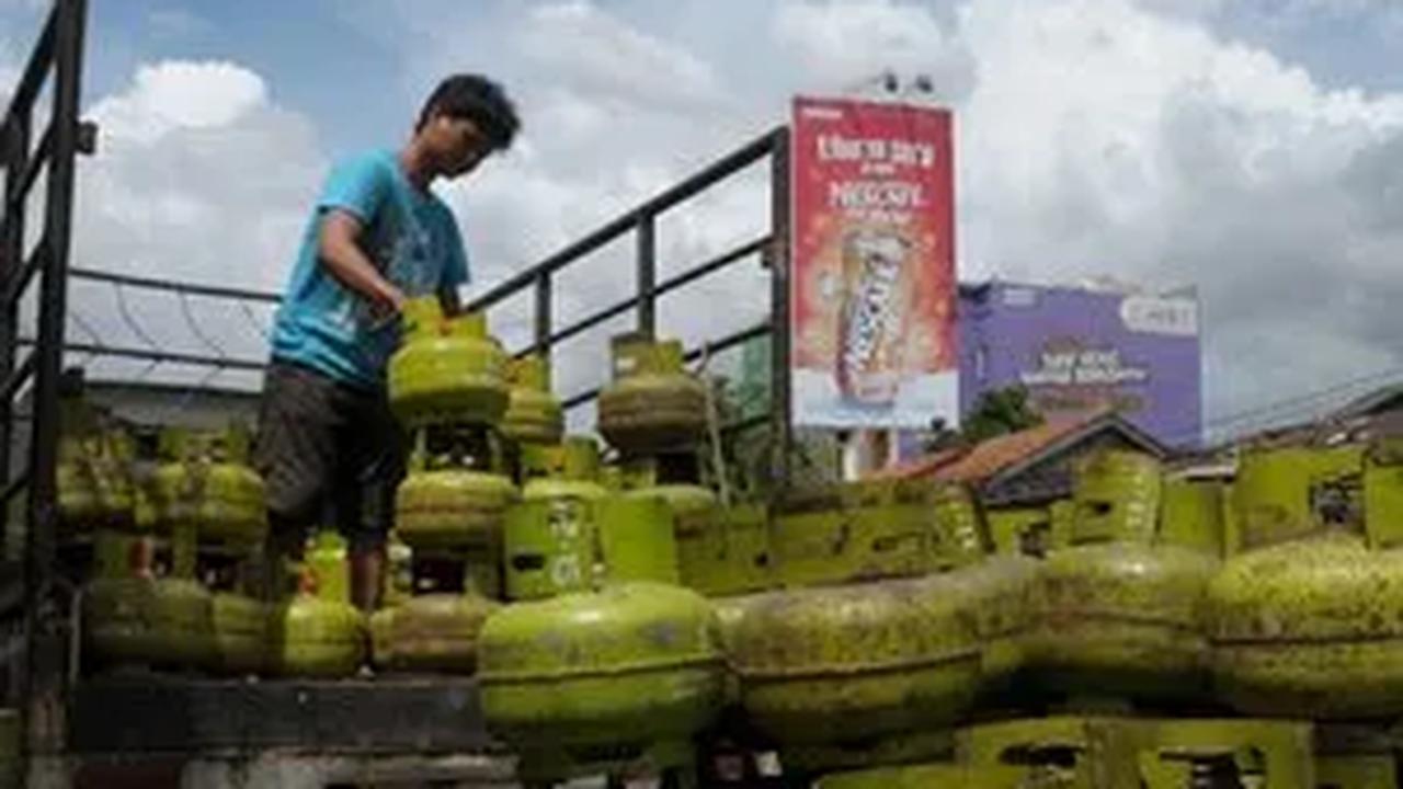 Dalam hal ini bisa saja mereka yang tidak berhak justru turut membeli gas bersubsidi sering terjadi orang kaya membeli LPG 3 kg dengan menggunakan mobil.