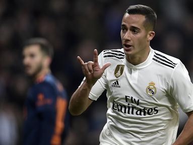 Striker Real Madrid, Lucas Vazquez, merayakan gol yang dicetaknya ke gawang Valencia pada laga La Liga di Stadion Santiago Bernabeu, Madrid, Sabtu (1/12). Madrid menang 2-0 atas Valencia. (AFP/Oscar Del Pozo)