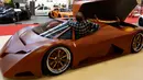 Joe Harmon desainer dari " Splinter " saat memamerkan karyanya yaitu mobil konsep yang dibuat 90 persen dari komposit kayu di Essen Motor Show, Jerman, Jumat (27/11).(REUTERS/Ina Fassbender)
