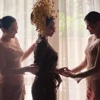 Di momen pernikahan Enzy Storia, sederet sahabat nampak setia menemani [@hestypurwadinata]