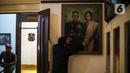 Petugas mengecek lukisan di Museum Jenderal Besar DR AH Nasution, Jakarta, Rabu (28/9/2022). Tanggal 1 Oktober diperingati sebagai Hari Kesaktian Pancasila untuk mengenang korban dari peristiwa G30S/PKI yang juga merenggut nyawa putri Jenderal Besar Nasution, Ade Irma Suryani Nasution. (Liputan6.com/Faizal Fanani)