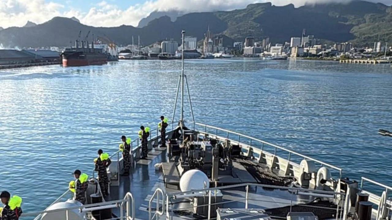 FOTO: KRI Canopus Tiba di Mauritius Usai Pelayaran Lintas Samudra