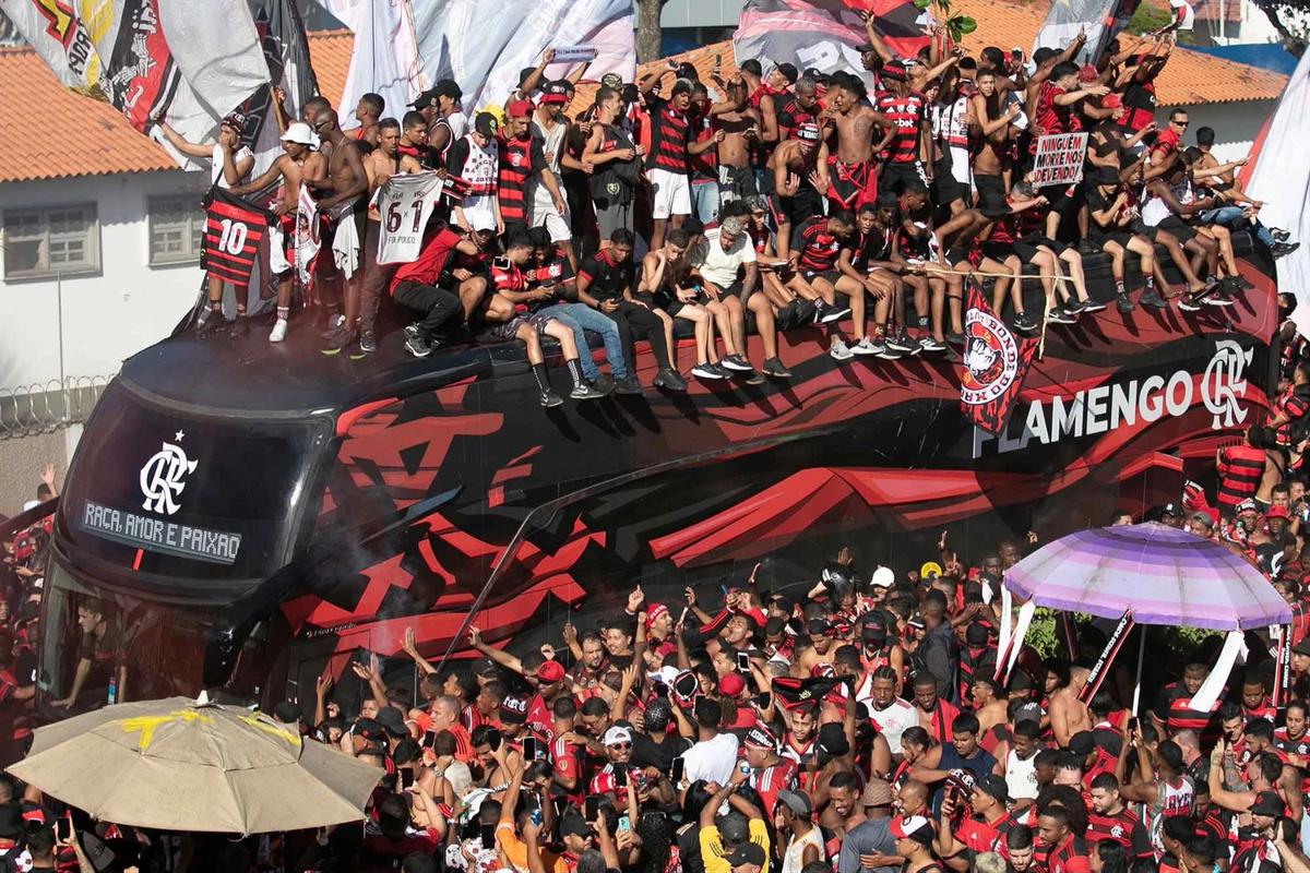FOTO: Bentrokan Polisi dan Suporter Warnai Keberangkatan Flamengo