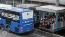 Sejumlah penumpang Transjakarta menunggu bus di halte Harmoni, Jakarta Pusat, Kamis (26/4). PT Transjakarta menargetkan jumlah penumpang dalam setahun mencapai 185 juta. (Liputan6.com/Yoppy Renato)