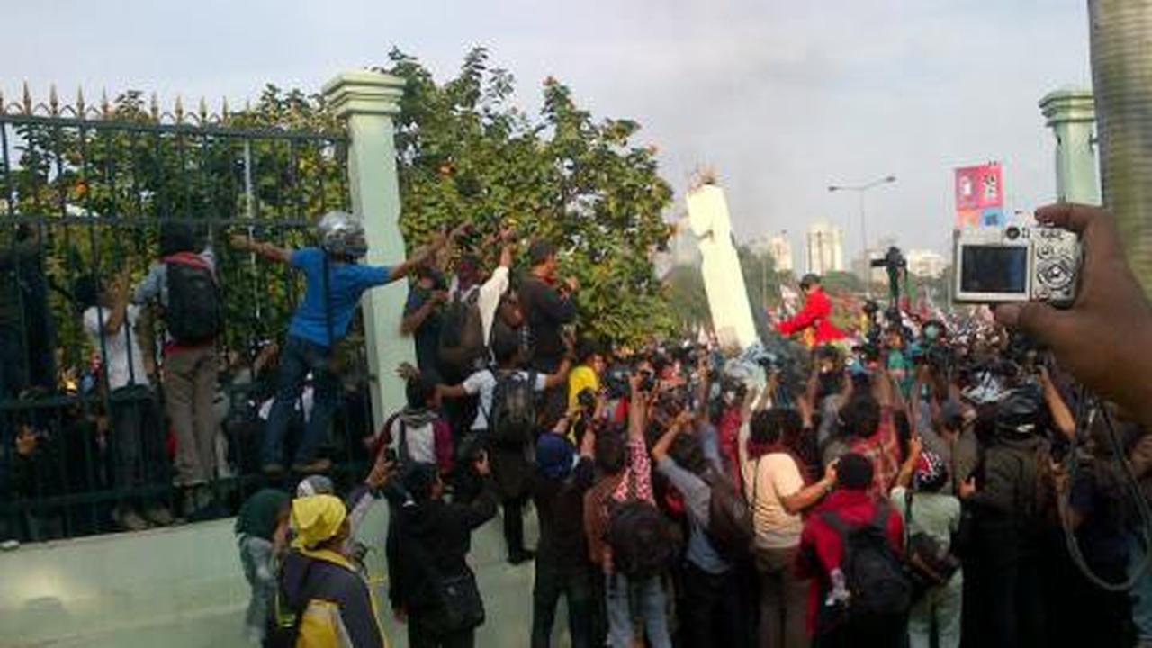 Pagar DPR roboh, demonstran tak perlu galang koin