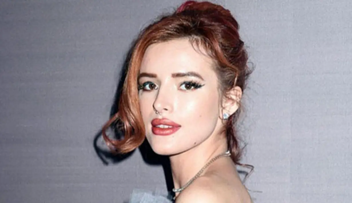“Aku meminta pada pihak majalah untuk tidak mengubah apapun dari foto ini, dan aku pun juga khawatir. Dan itu aku alami, kita hanya manusia,” ungkap Bella Thorne di bagian awal tulisannya. (Instagram/bellathorne)