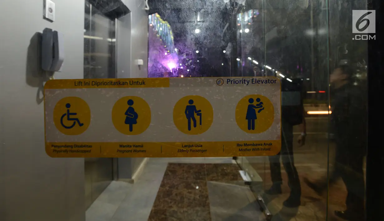 Lift bagi penyandang disabilitas melengkapi jembatan penyeberangan orang (JPO) di kawasan Jakarta Timur, Kamis (27/12). JPO ini memiliki struktur dan bentuk yang artistik dengan dihiasi lampu yang bisa berganti-ganti warna. (Merdeka.com/Imam Buhori)