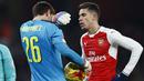 Ekspresi kiper Arsenal, Emiliano Martinez dan Gabriel Paulista (kanan) usai kalah dari Southampton pada laga Piala Liga Inggris 2016-2017 di Emirates Stadium, (30/11/2016). (Reuters/Stefan Wermuth) 