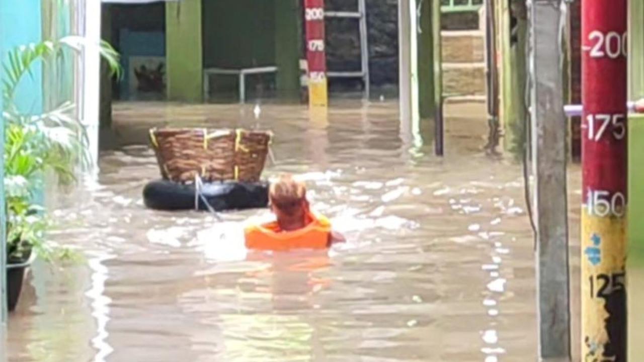 Banjir Kiriman Ciliwung Rendam Kebon Pala hingga 130 Cm, Warga Bertahan di Lantai Dua