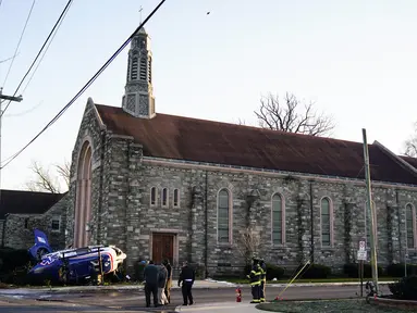 Sebuah helikopter medis yang jatuh di dekat Gereja Drexel Hill United Methodist Church di Drexel Hill, Philadelphia, Pennsylvania, AS (11/1/2022). Helikopter medis yang akan menuju keluar negara AS terjatuh di dekat gereja. (AP Photo/Matt Rourke)