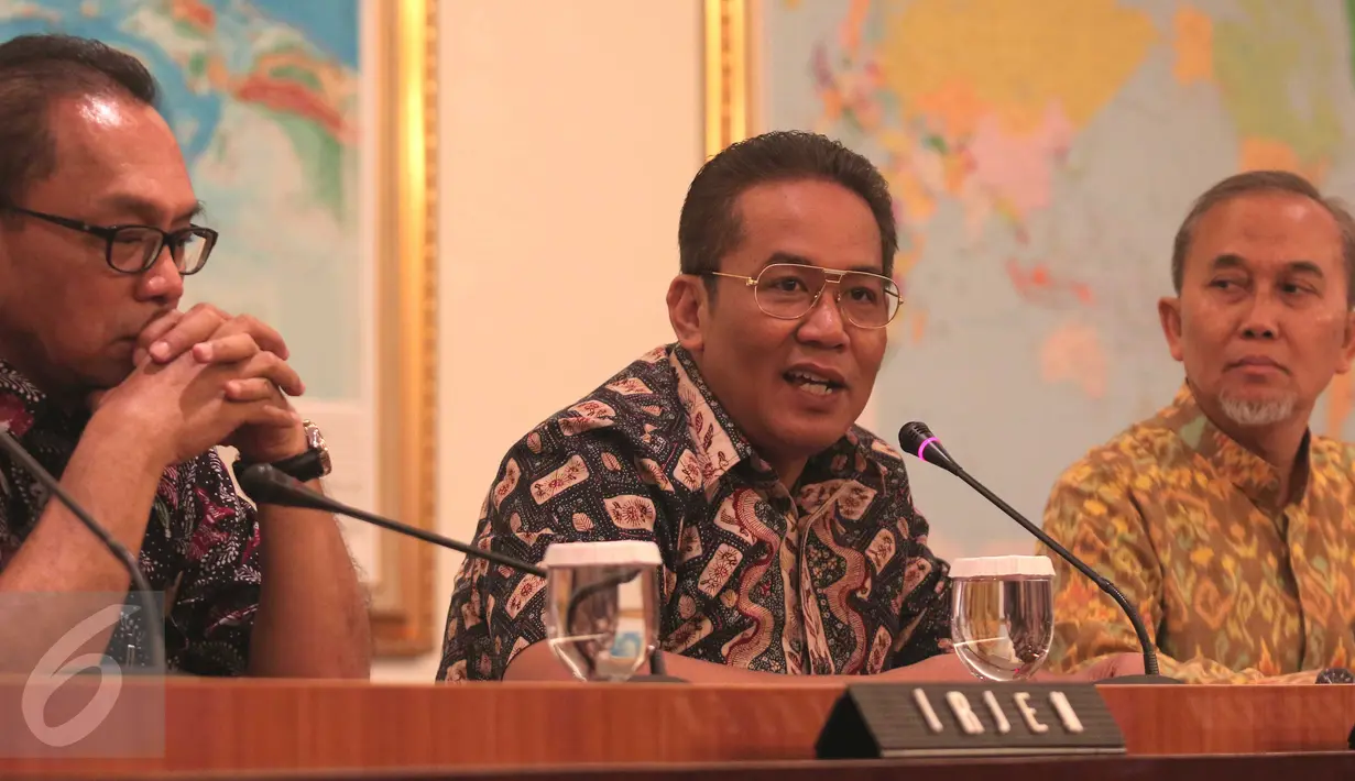 Dirjen SPK Kemendag Widodo (kanan), Kabareskrim Polri Komjen Pol Anang Iskandar (tengah) berbincang saat memberi keterangan pers di Kemendag, Jakarta, (30/10/2015). Kedua Institusi menindak tegas barang impor tidak berlogo SNI. (Liputan6.com/Angga Yuniar)
