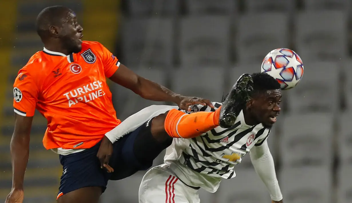Pemain Istanbul Basaksehir Demba Ba (kiri) berebut bola dengan pemain Manchester United Axel Tuanzebe pada pertandingan pada pertandingan Grup H Liga Champions di Stadion Fatih Terim, Istanbul, Turki, Rabu (4/11/2020). Istanbul Basaksehir menang 2-1. (AP Photo)