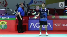 Tunggal putra Indonesia, Anthony Sinisuka Ginting, saat melawan wakil Thailand, Kantaphon Wangcharoen, pada babak 32 besar Indonesia Masters 2024 di Istora Senayan Jakarta, Indonesia, Rabu (24/1/2024). (Bola.com/M Iqbal Ichsan)
