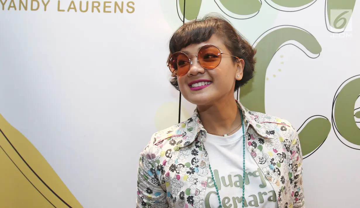 Aktris Nirina Zubir berpose usai syukuran jelang syuting film Keluarga Cemara di kawasan Gunawarman, Jakarta, Kamis (4/1). Dalam film ini Nirina Zubir akan berperan sebagai Emak. (Liputan6.com/Herman Zakharia)