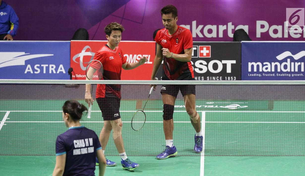 Ganda campuran Indonesia, Tontowi Ahmad/Liliyana Natsir saat melawan Lee Chun Hei R/Chau Hoi Wah (Hong Kong) di perempat final Bulutangkis Asian Games 2018 di Istora Kompleks GBK, Jakarta, Sabtu (25/8). (Liputan6.com/Helmi Fithriansyah)