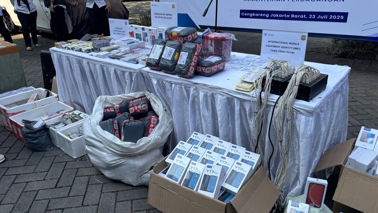 Kemendag melakukan ekspose hasil pengawasan produk impor, telepon seluler (smartphone) dan sparepart, dan acceasoris, di sebuah pabrik perakitan smartphone ilegal yang beroperasi di ruko di kawasan Green Court, Cengkareng, Jakarta Barat. (Foto: Kemendag)