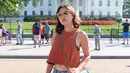 “Mencari pakde Obama. Hahaha” tulis Vicky Shu ketika berpose di depan White House yang merupakan bangunan ikonik di Washington DC, Amerika Serikat. (via instagram/@vickyshu)