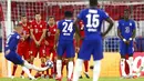 Pemain Chelsea, Ross Barkley, melepaskan tendangan bebas ke gawang Bayern Munchen pada laga Liga Champions di Allianz Arena, Sabtu (8/8/2020). Bayern Munchen menang 4-1 atas Chelsea. (AP/Matthias Schrader)
