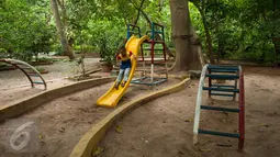 Seorang anak bermain di Hutan Kota Srengseng, Kembangan, Jakarta, Rabu (29/3). Terdapat sekitar 4.800 pohon dengan 63 varietas berbeda, di hutan buatan yang sudah ada sejak 1995. (Liputan6.com/Gempur M Surya)