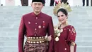 Di momen ini, pasangan AHY dan Annisa Pohan mengenakan baju adat berwarna merah maroon yang menghadirkan kesan mewah. [Foto: Instagram/agusyudhoyono]