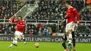 Pemain Manchester United Edinson Cavani (kiri) mencetak gol ke gawang Newcastle United pada pertandingan sepak bola Liga Inggris di St. James' Park, Newcastle, Inggris, Senin (27/12/2021). Pertandingan berakhir imbang 1-1. (AP Photo/Jon Super)