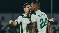 Dua pemain PSS Sleman, Vico dan Nicolao Dimitru Cardoso merayakan gol yang dicetak ke gawang Persita Tangerang dalam laga lanjutan BRI Liga 1 2024/2025 di Stadion Indomilk Arena, Tangerang, Jumat (7/3/2025). (Dok. PSS)