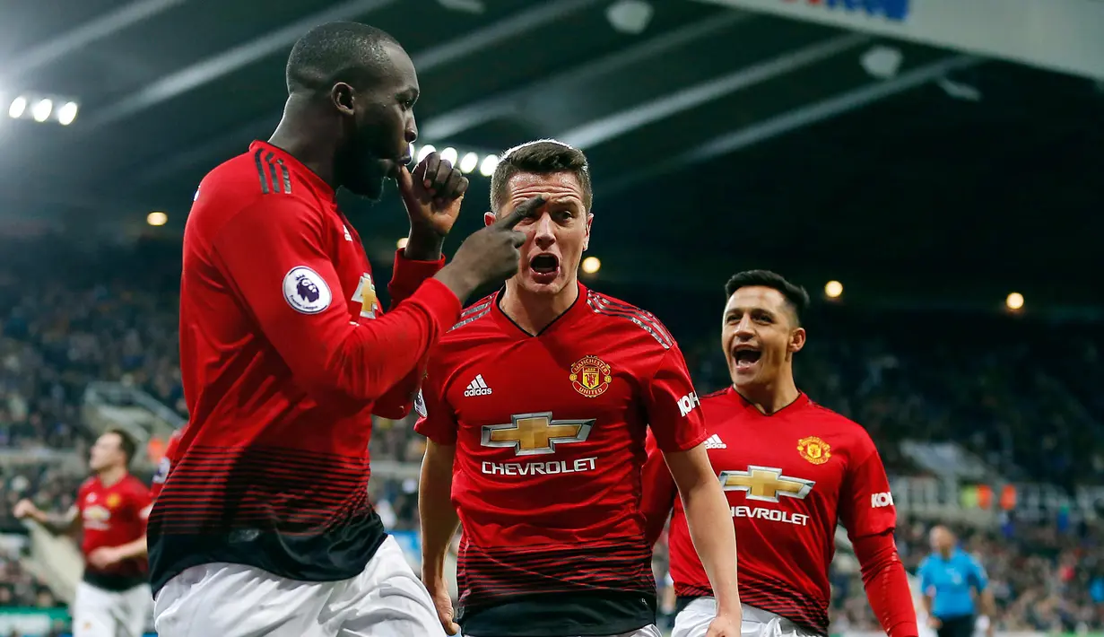 Striker Manchester United, Romelu Lukaku berselebrasi bersama rekannya usai mencetak gol ke gawang Newcastle United selama pertandingan lanjutan Liga Inggris di St James 'Park (2/1). MU menang 2-0 atas Newcastle. (Owen Humphreys/PA via AP)