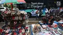 Sejumlah pedagang kaki lima berjualan diatas trotoar di Jalan Kebon Jati, Tanah abang, Sabtu (23/12). Banyaknya PKL yang berjualan di trotoar membuat sulit para pejalan kaki yang melintas. (Liputan6.com/Angga Yuniar)